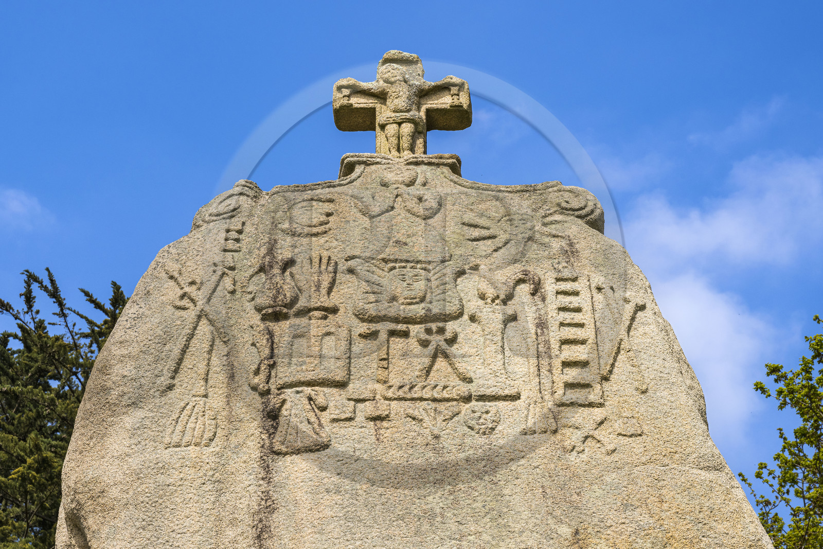 France, Côtes-d'Armor (22), Côte de Granit Rose, Pleumeur-Bodou, menhir de Saint-Uzec gravé lors de sa christianisation au XVIIe siècle
