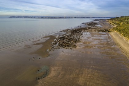 France, Calvados (14), Pays d'Auge, Trouville-sur-Mer, la plage des Roches Noires qui s’étend sur plusieurs kilomètres en direction d’Hennequeville et de Villerville, bordée par les falaises des Roches Noires, Le Havre en arrière plan (vue aérienne)