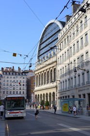 France, Rhône (69), Lyon, site historique classé Patrimoine Mondial de l'UNESCO, façade de l'opéra de Lyon par l'architecte Jean Nouvel, les muses du fronton