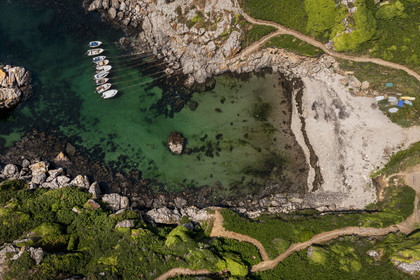France, Morbihan (56), Ile de Groix, Port Saint-Nicolas sur la côte Sud (vue aérienne)