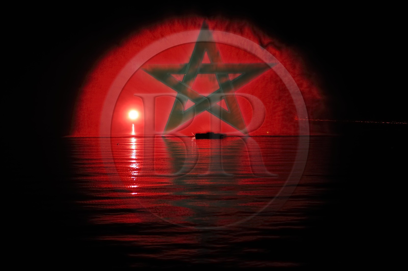 Maroc, région de l'Oriental, station balnéaire de Mediterrania Saïdia, soirée d'inauguration du 19 juin 2009, drapeau marocain projeté sur un rideau d'eau