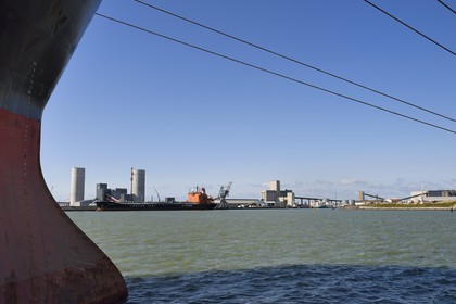 France, Charente-Maritime (17), La Rochelle, le Port Atlantique La Rochelle, port de commerce, silos à ciment Eqiom et silos à grains de la société Sica Atlantique