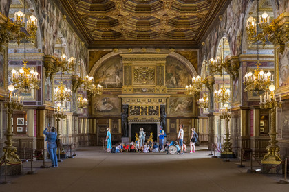 France, Seine-et-Marne (77), Fontainebleau, chateau de Fontainebleau, classé Patrimoine Mondial par l'UNESCO, la salle de bal avec un plafond à caissons décoré d'or et d'argent