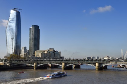 Royaume-Uni, Londres, le Blackfriars Railway Bridge sur la Tamise dominé par le gratte-ciel One Blackfriars à gauche