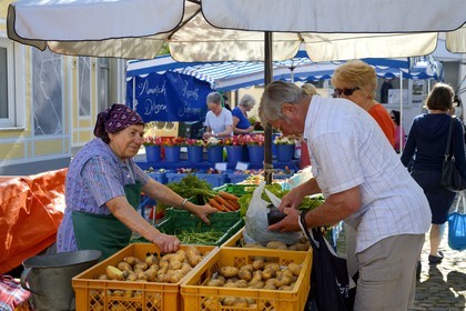Germany, Baden-Wurttemberg, Freiburg im Breisgau, market day on Munsterplatz