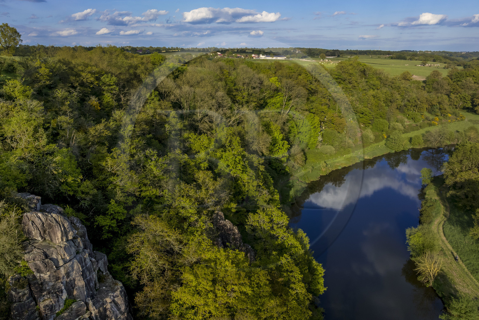 France, Vendée (85), Saint-Aubin-des-Ormeaux, la vallée de la Sèvre Nantaise (vue aérienne)