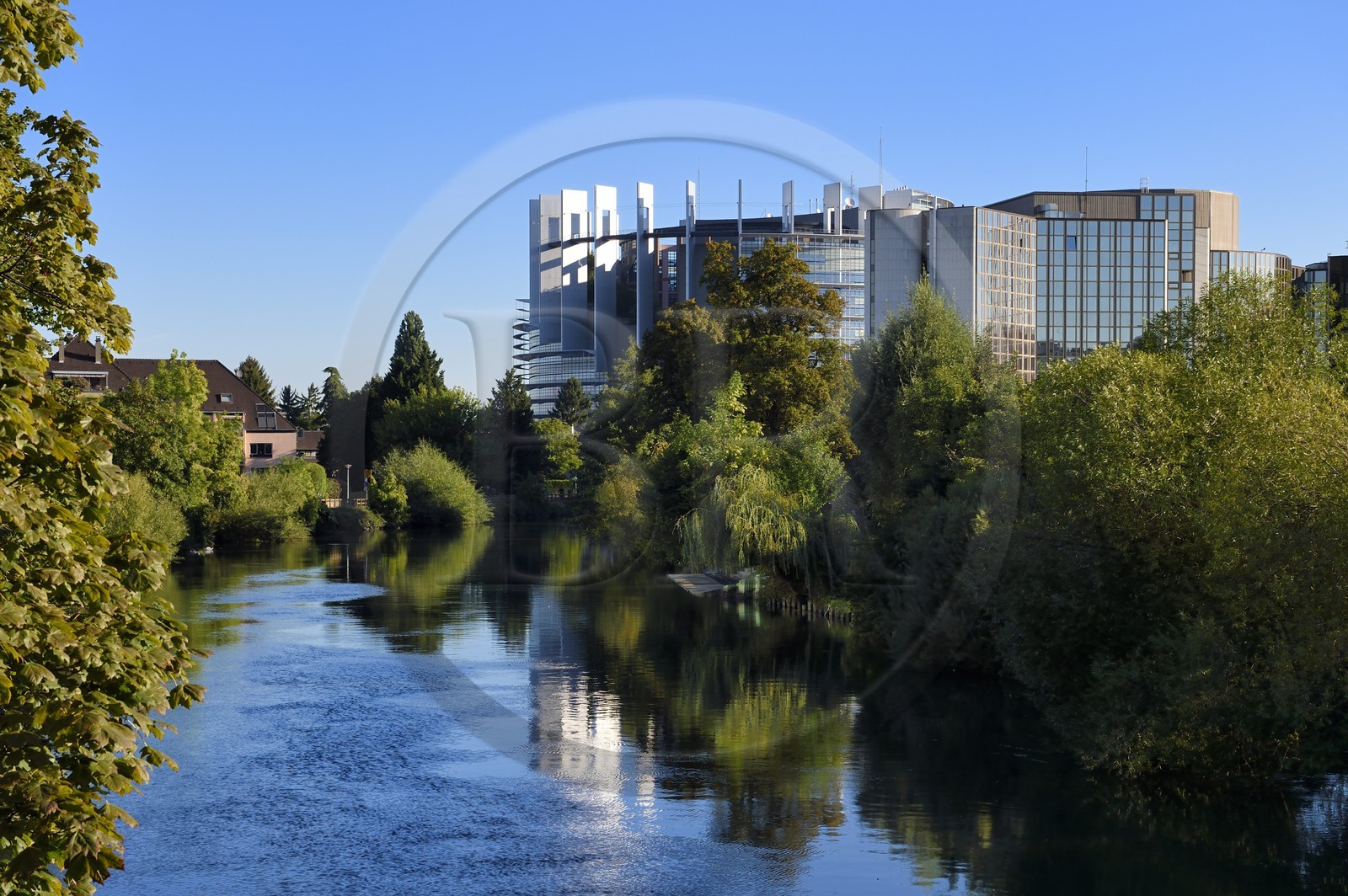 France, Bas-Rhin (67), Strasbourg, le parlement européen au bord de la rivière l'Ill