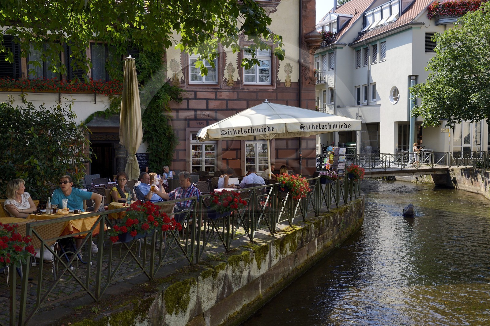Allemagne, Bade-Wurtemberg, Fribourg en Brisgau, ancien quartier des tanneurs, rue Gerberau qui longe le Gewerbekanal dans le quartier faubourg des Escargots (Schnecken-vorstadt)
