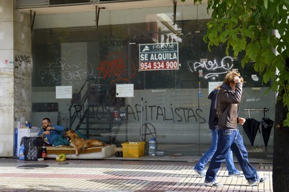 Spain, Andalusia, Seville, Avenida de Menendez Pelayo, one of many victims of the economic crisis living on the street