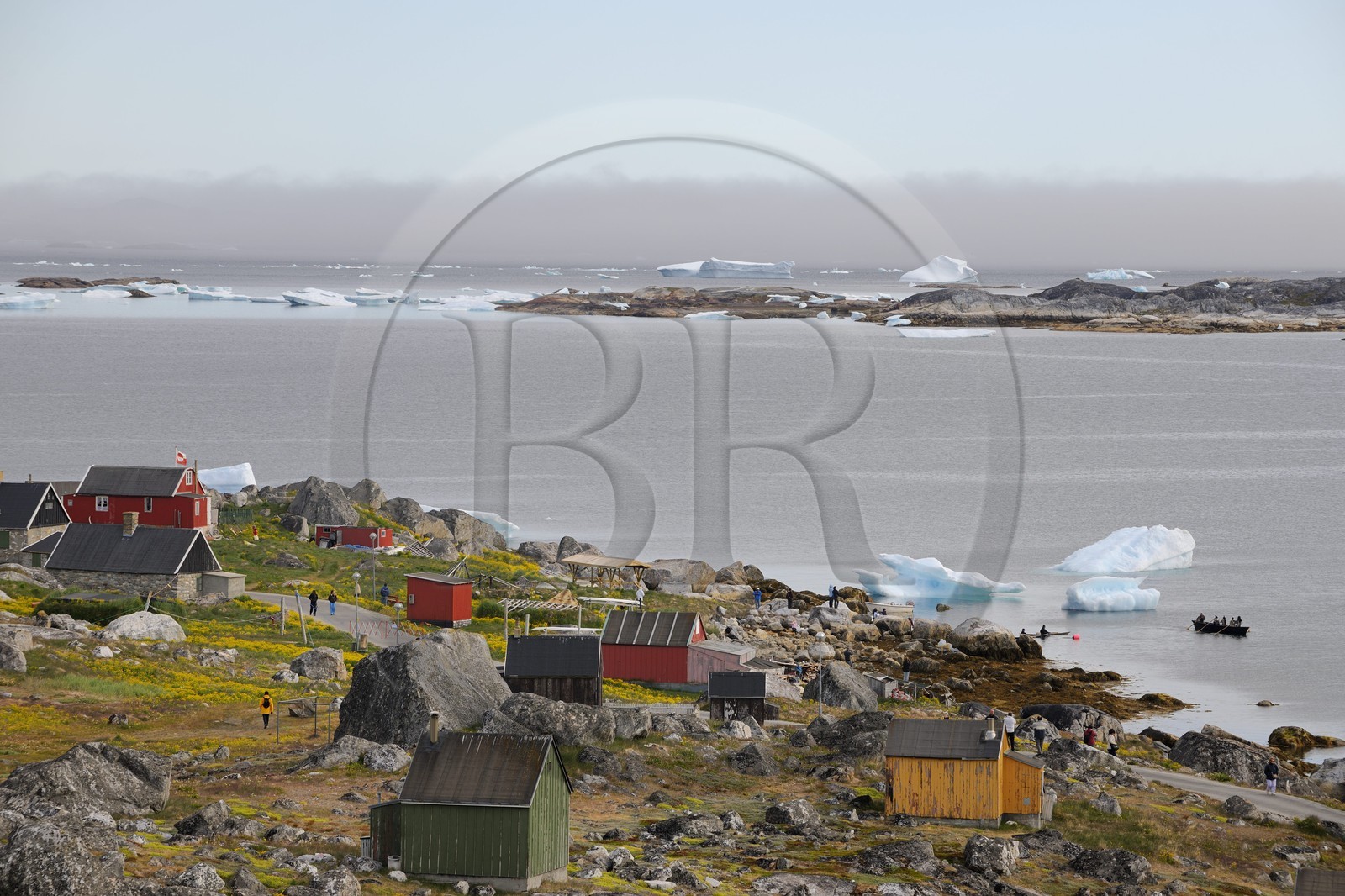 Groenland, ville de Nanortalik au sud du pays et icebergs dans la baie