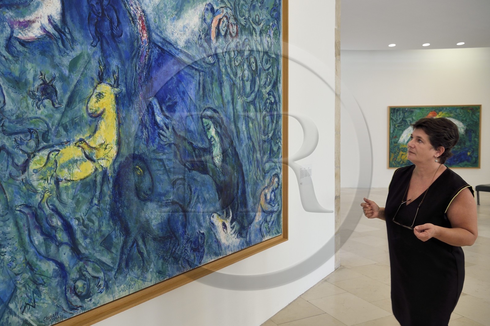 France, Alpes-Maritimes (06), Nice, musée national Marc Chagall de l'architecte André Hermant et créé à l'initiative d'André Malraux, salle de la série de peintures du Message Biblique, Anne Dopffer, directrice des musées nationaux des Alpes-Maritimes devant L'Arche De Noé (1961-1966)