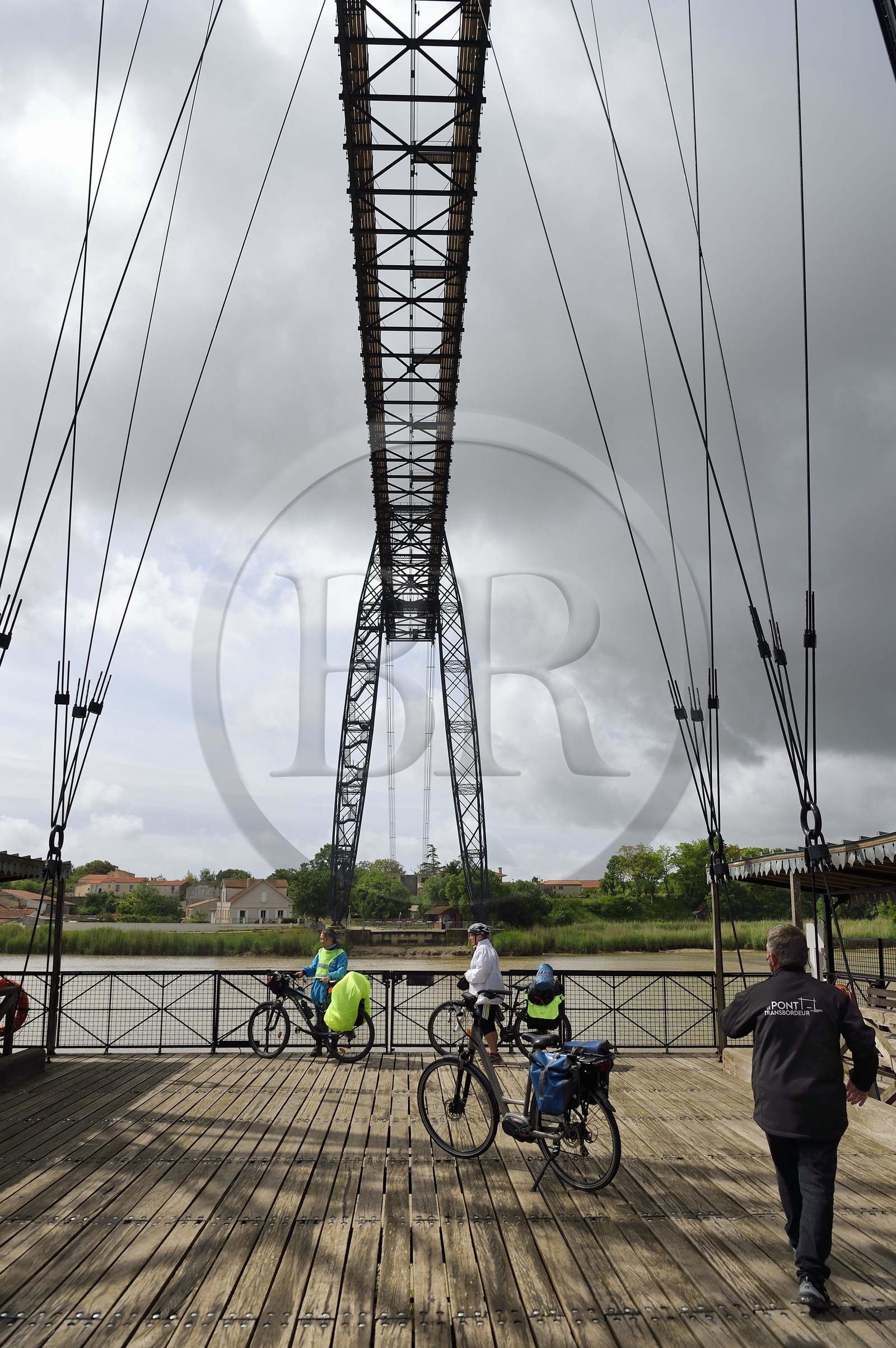 France, Charente-Maritime (17), Rochefort, le pont transbordeur de Rochefort (ou Martrou) construit par Ferdinand Arnodin en 1900, cycliste faisant la véloroute La Flow Vélo à bord de la nacelle en translation au dessus du fleuve Charente