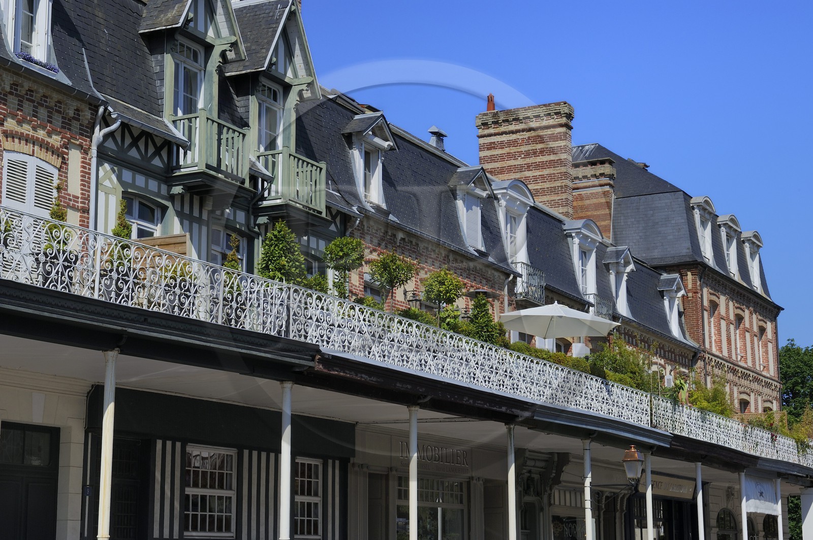 France, Calvados (14), Pays d'Auge, Deauville, magasins sous les arcades avenue Charles de Gaulle