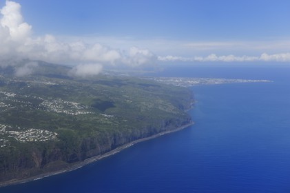 France, île de la Réunion, la Route du Littoral au pied des falaises entre le Port et Saint-Denis (vue aérienne)