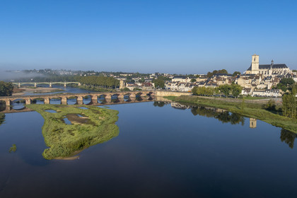France, Nièvre (58), Nevers, les iles sur la Loire en amont du Pont de la Loire, le quai de Mantoue et la cathédrale Saint-Cyr-et-Sainte-Julitte en arrière plan (vue aérienne)