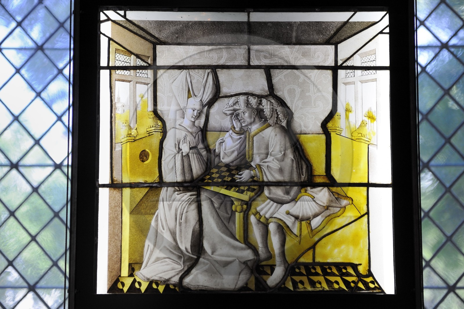 France, Paris (75), musée du Moyen-Age, ancien hôtel de Cluny, les joueurs d'échecs verre blanc peint à la grisaille vers 1430