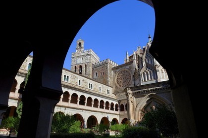 Espagne, Estremadure, Guadalupe, monastère royal de Santa Maria de Guadalupe classé Patrimoine mondial de l'UNESCO, cloître Mudejar construit au XIVe siècle et l'église en arrière plan