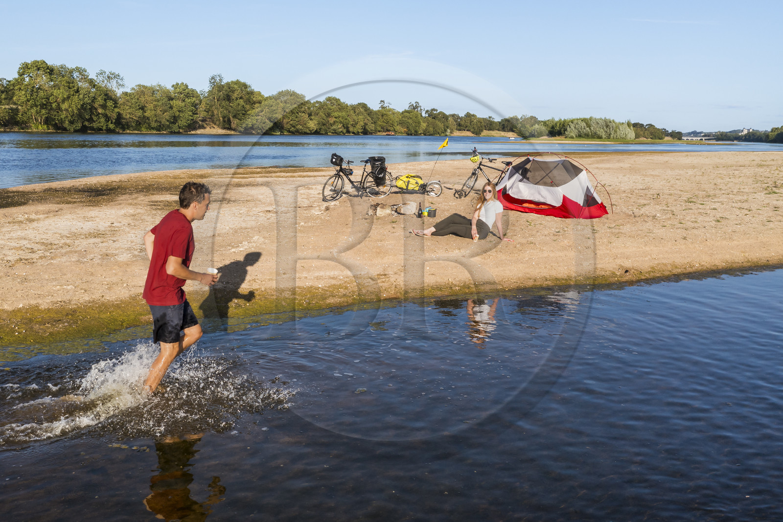 France, Maine-et-Loire (49), vallée de la Loire classée au Patrimoine Mondial par l'UNESCO, randonnée à bicyclette le long des berges de la Loire, campement pour la nuit sur un des bancs de sable formant des îles sur la Loire (vue aérienne)