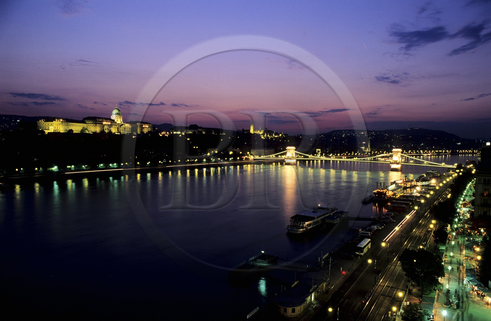 Hongrie, Budapest (Pest), vue générale sur le Danube, le château Royal, l'église Saint Martin, le Pont des Chaînes, Marriott-Korzo