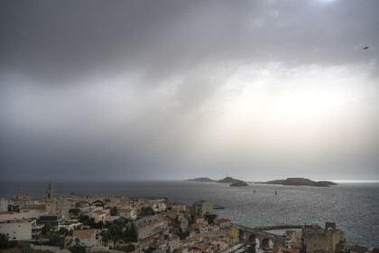 France, Bouches-du-Rhône (13), Marseille, quartier d'Endoume, le Vallon des Auffes, l'archipel du Frioul avec le Chateau d'If en arrière plan
