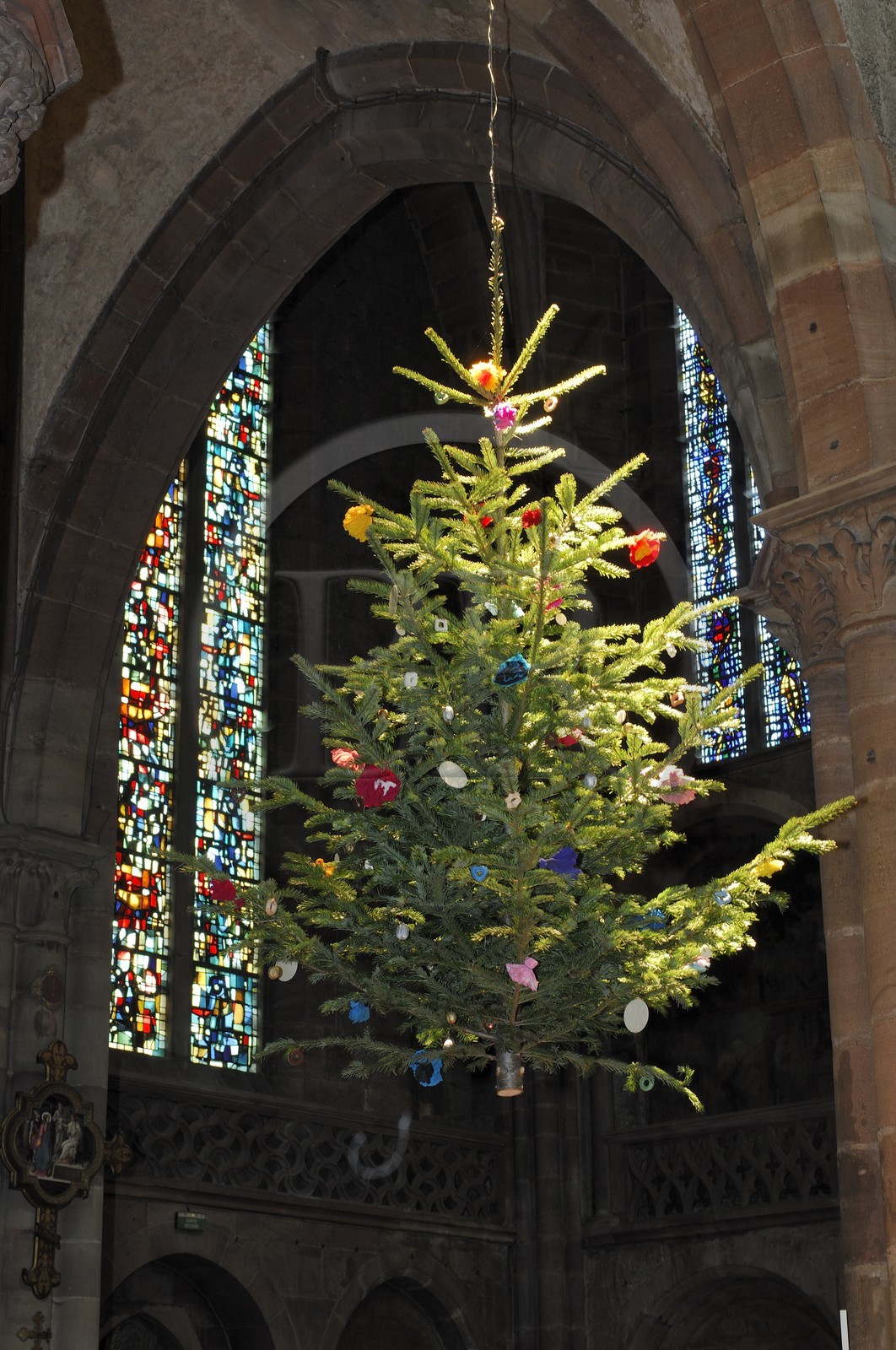 France, Bas Rhin (67), Selestat, sapin de Noel suspendu dans la nef de l'Eglise Saint-Georges