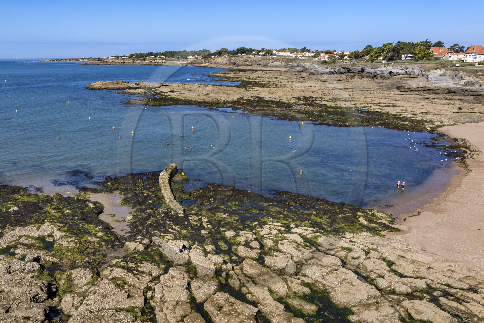 France, Loire-Atlantique (44), Préfailles, la plage à marée basse et la Pointe Saint Gildas en arrière plan (vue aérienne)