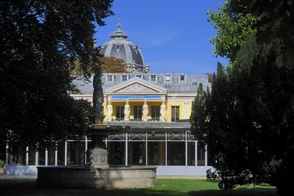 France, Paris (75), façade du Pavillon Ledoyen, restaurant gastronomique et toit du Petit Palais en arrière plan