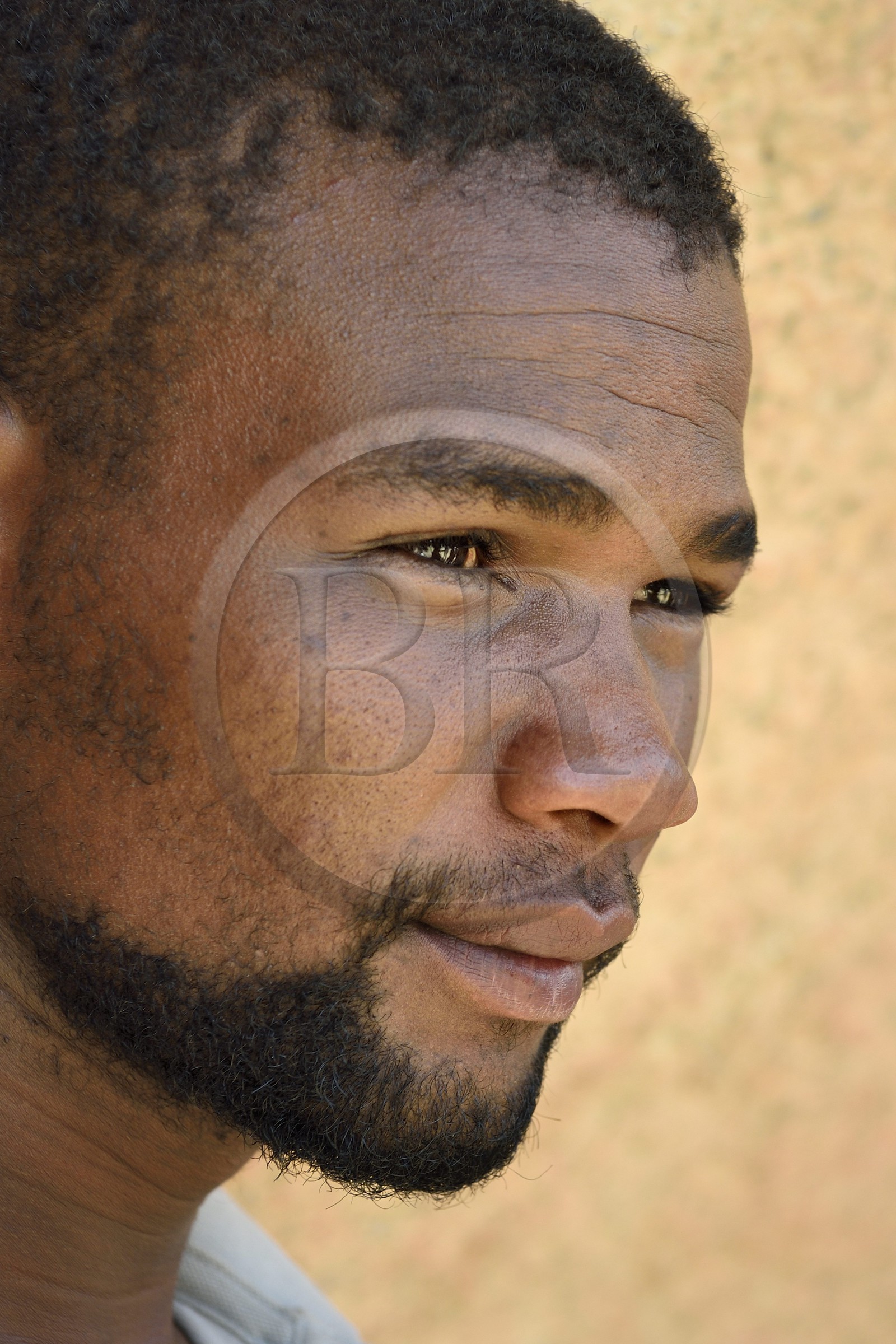Namibie, région de Erongo, Damaraland, les monts Pondok à l'Est du Spitzkoppe dans le désert du Namib, Benny un guide local Damara