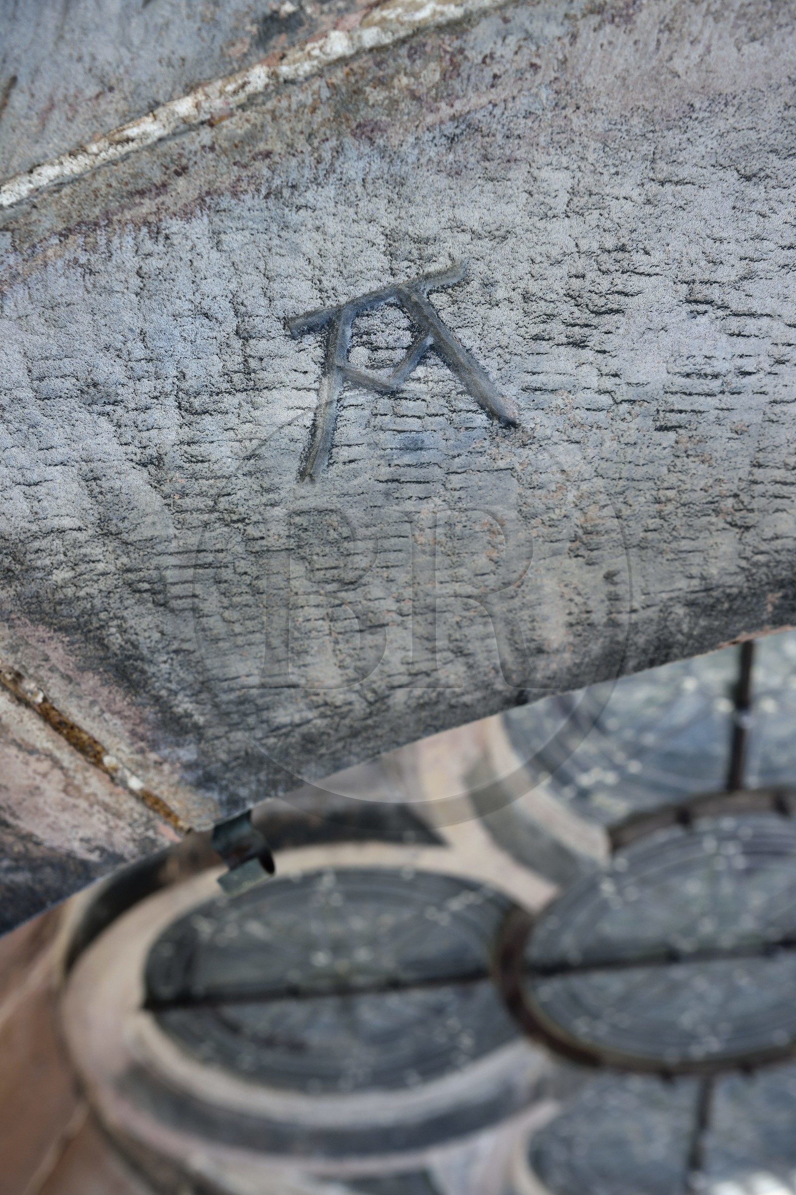 France, Bas-Rhin (67), Strasbourg, vieille ville classée au Patrimoine Mondial de l'UNESCO, la cathédrale Notre-Dame, facade orientale, signe lapidaire (marque de tacheron)