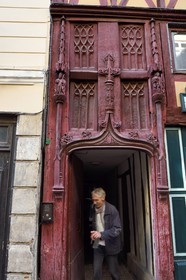 France, Seine-Maritime (76), Rouen, porte de maison au 243 rue Eau-de-Robec