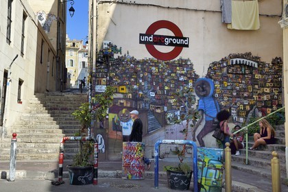 France, Bouches-du-Rhône (13), Marseille, quartier du Panier, angle des rues Sainte-Francoise et des Repenties, graffitis du magasin concept Undartground entouré d'escaliers, oeuvre du street artiste brésilien Nhobi