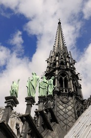France, Paris (75), île de la Cité, la cathédrale Notre-Dame, la flèche domine les statues de cuivre vert-de-grisé des douze apôtres avec les symboles des quatre évangélistes