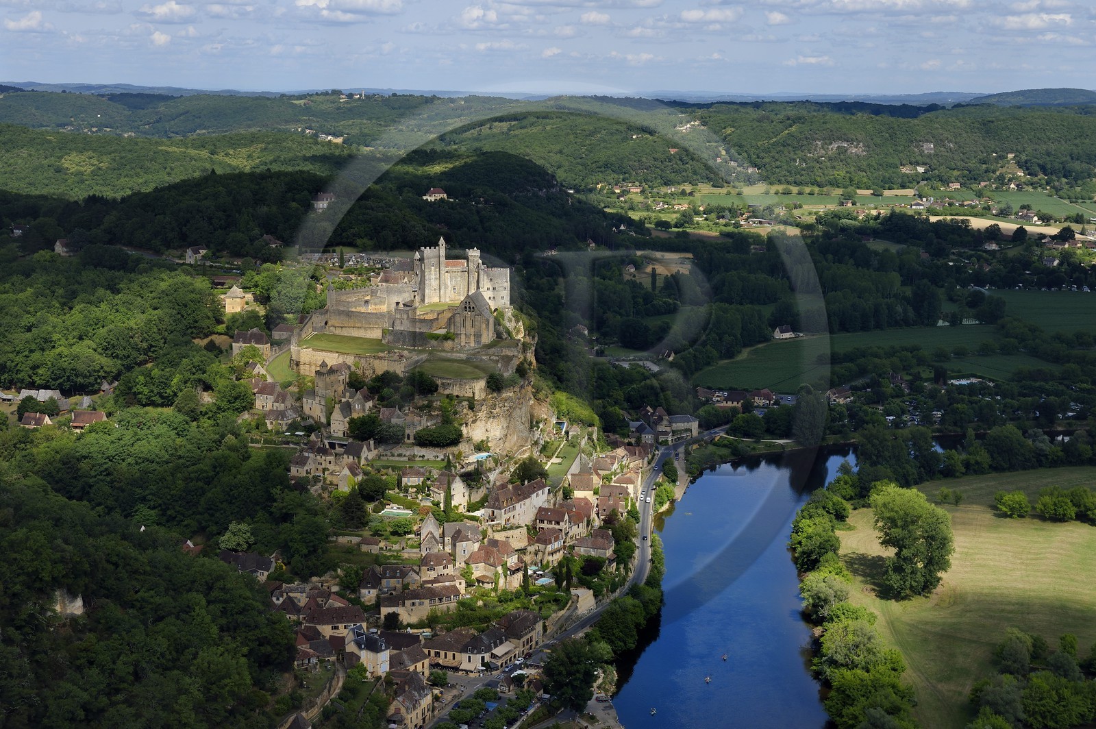France, Dordogne (24), Périgord Noir, vallée de la Dordogne, Beynac-et-Cazenac, labellisé Les Plus Beaux Villages de France, château sur un éperon rocheux au dessus de la rivière Dordogne (vue aérienne)
