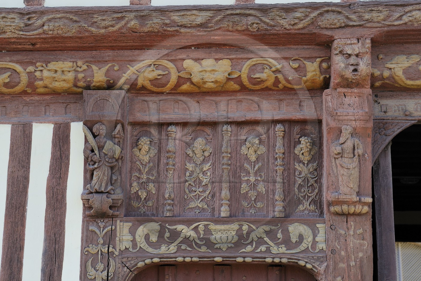 France, Seine-Maritime (76) Saint-Valery-en-Caux, la maison à colombage dite Henri IV (1540) appelée aussi maison Ladiré, détail de façade, bois sculpté