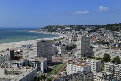 France, Seine-Maritime (76), Le Havre, Centre-ville reconstruit du Havre par Auguste Perret classé Patrimoine Mondial de l'UNESCO, immeubles Perret de la Porte Océane au bout de l'avenue Foch et Sainte-Adresse en arrière plan