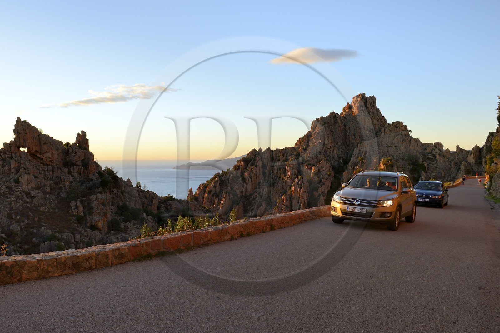 France, Corse-du-Sud (2A), Golfe de Porto, classé Patrimoine Mondial de l'UNESCO, calanches de Piana aux rochers de granit rose et la route D81 entre Porto et Cargèse