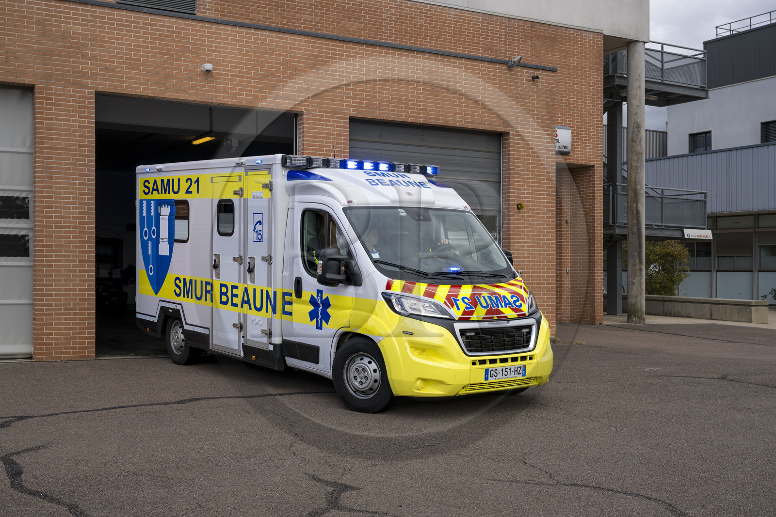 France, Côte-d'Or (21), les climats de Bourgogne classés Patrimoine Mondial de l'UNESCO, Beaune, Hospices Civils de Beaune, le centre hospitalier, nouveau camion médicalisé du SMUR (Service Mobile d'Urgence et de Réanimation) acquis grâce aux revenus de l’Hôtel-Dieu et du domaine viticole des Hospices de Beaune