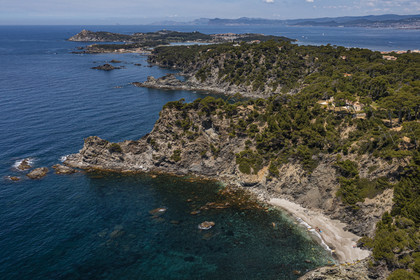 France, Var (83), Six-Fours-les-Plages, randonnée dans le massif du Cap Sicié, plage du Mont Salva vers Le Brusc et l'archipel des Embiez en arrière plan (vue aérienne)