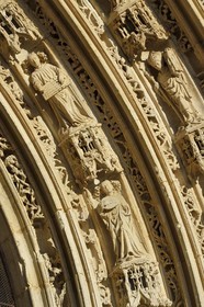 France, Charente-Maritime (17), Saintonge, Saintes, la cathédrale Saint-Pierre, portail occidental gothique sur lequel se déploient des représentations d'anges, d'apôtres et de figures de l'ancien testament, musiciens avec leurs instruments de musique