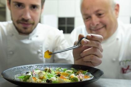 France, Charente (16), Bourg-Charente, restaurant La Ribaudière 1 étoile Michelin, le chef étoilé Thierry Verrat et son fils Julien, préparation du carpaccio de lotte fumé au bois de barrique et petits coquillages