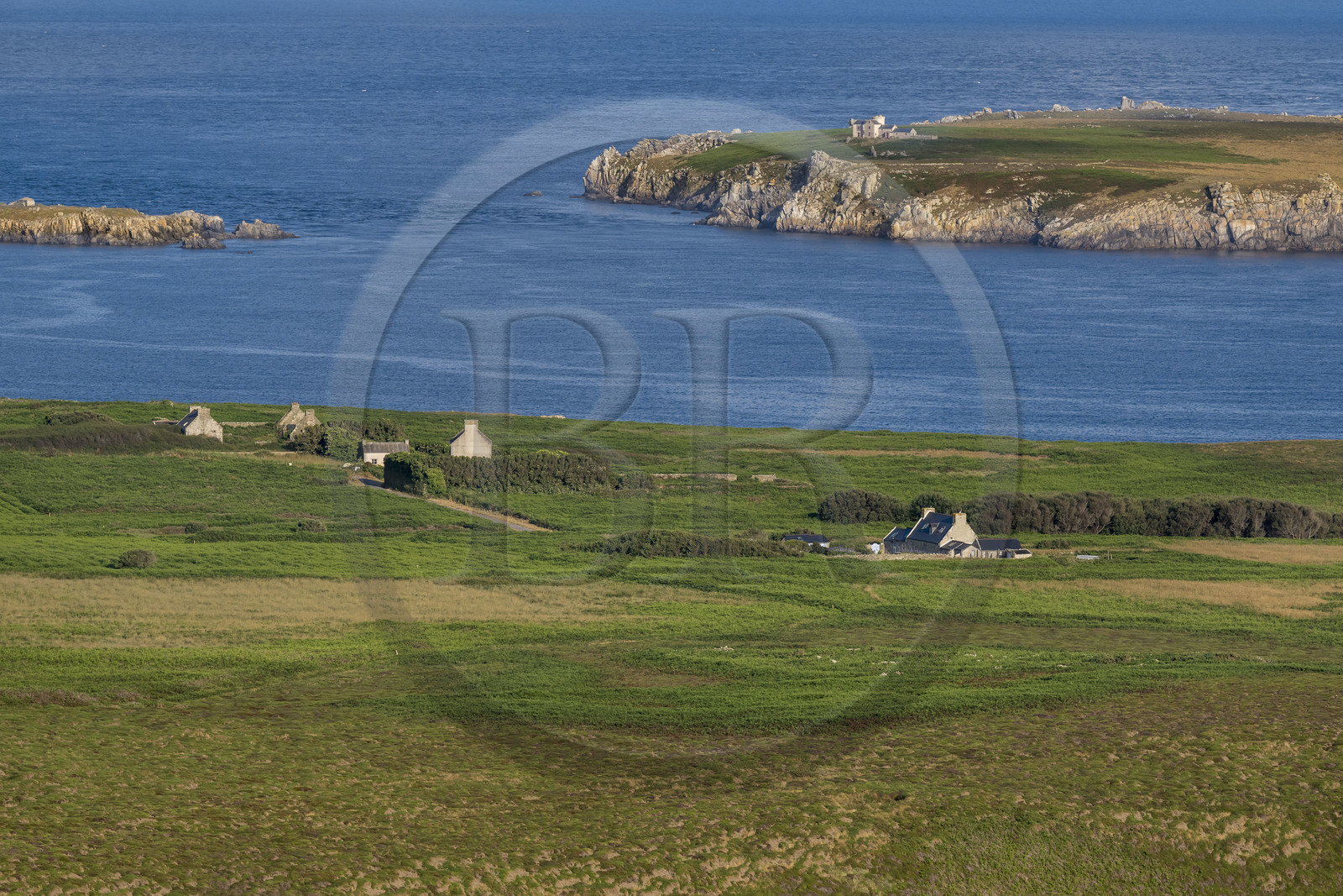 France, Finistère (29), Mer d'Iroise, Ile d'Ouessant, le hameau de Kadoran sur la cote Nord et l'Ile de Keller en arrière plan