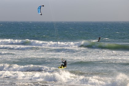 United States, California, kitesurf on a beach next to Highway n°1 south to San Fransisco