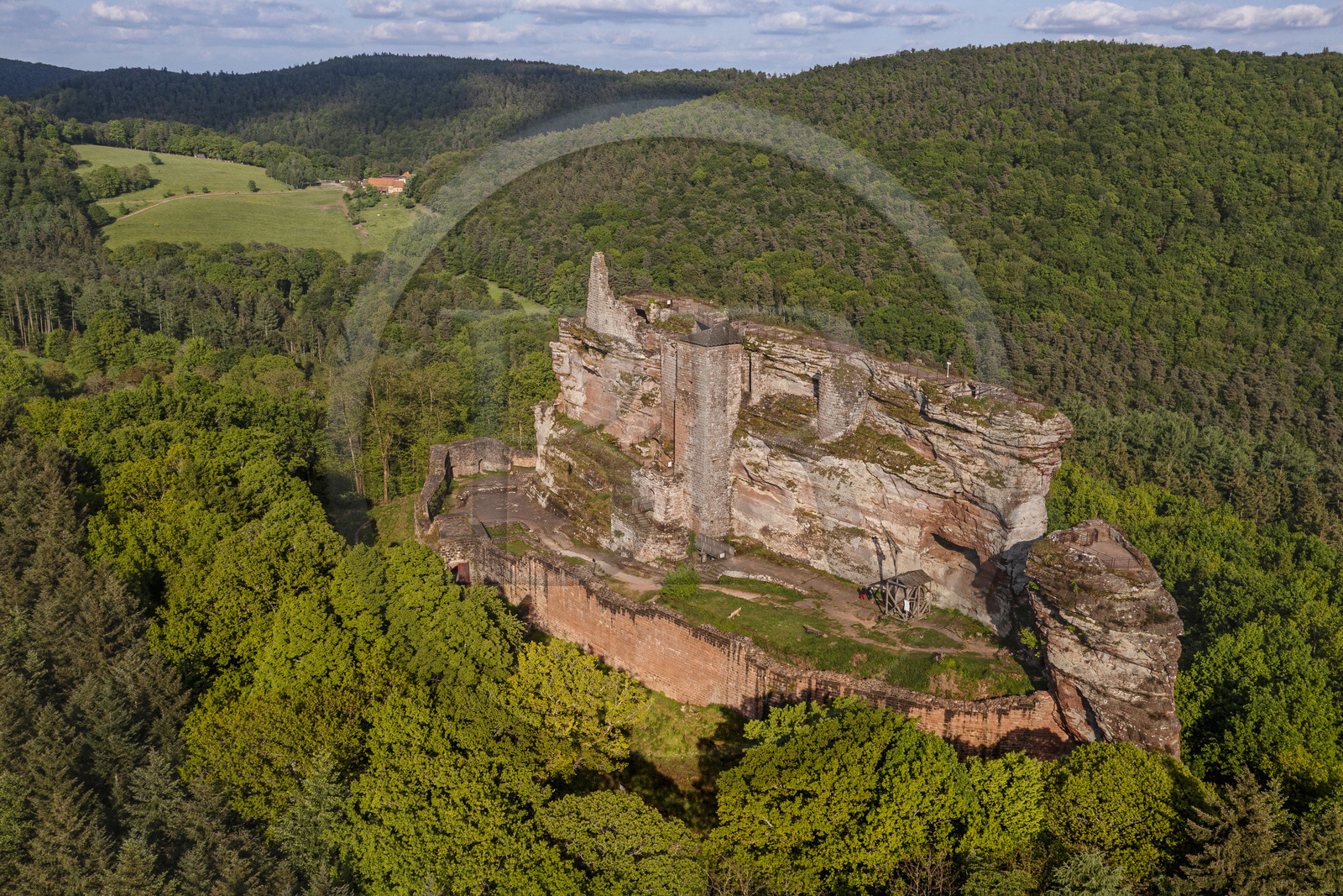 France, Bas-Rhin (67), Parc naturel régional des Vosges du Nord, Lembach, chateau de Fleckenstein (vue aérienne)