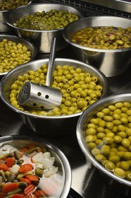 Espagne, Andalousie, Almeria, Marché Central couvert, etal d'olives