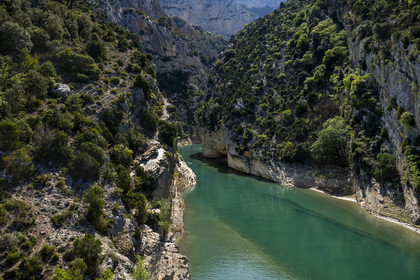 Var (83) rive gauche et Alpes-de-Haute-Provence (04) rive droite, Parc Naturel Régional du Verdon, les Gorges du Verdon débouchant sur le lac de Sainte Croix