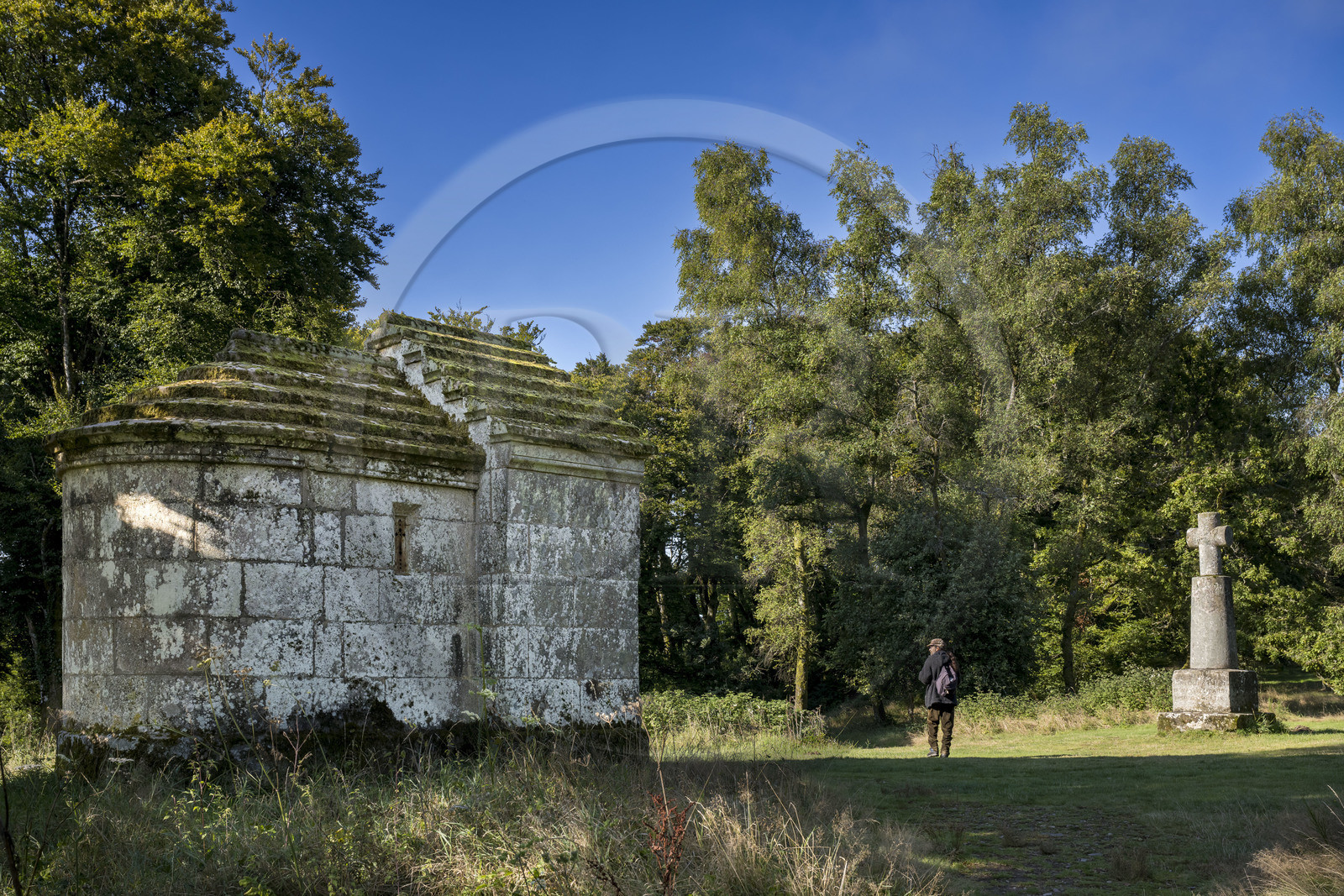 France, Saône-et-Loire (71), parc naturel régional du Morvan, Saint-Léger-sous-Beuvray, oppidum de Bibracte, capitale du peuple celte des Éduens, site archéologique sur le mont Beuvray, Chapelle Saint-Martin installée à l’emplacement d’un temple gallo-romain