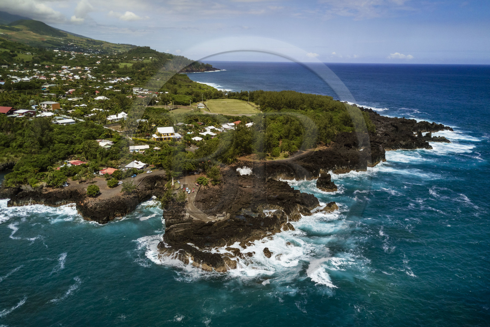 France, Ile de la Reunion, Saint-Joseph, le petit port de la Marine de Langevin dans un couloir naturel de roche basaltique issue d'une ancienne coulée de lave qui a permis l'installation d'un débarcadère (vue aérienne)