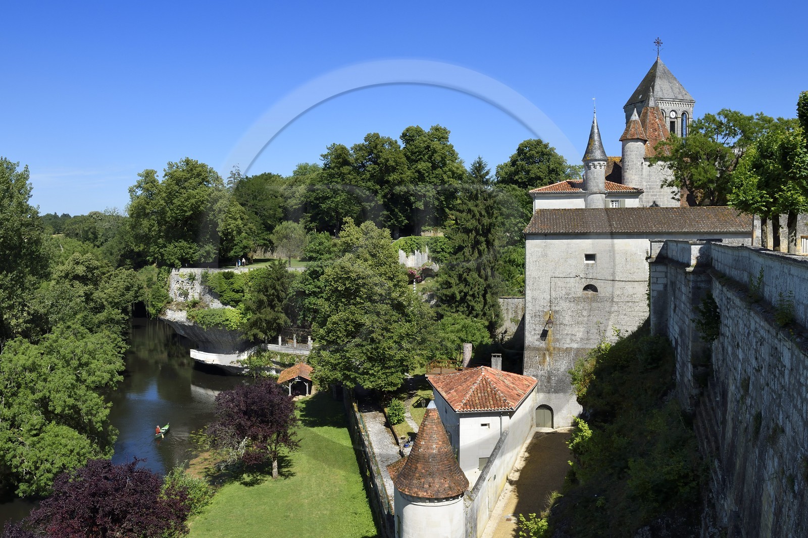 France, Dordogne (24), Périgord Vert, Bourdeilles, la Dronne vue du chateau
