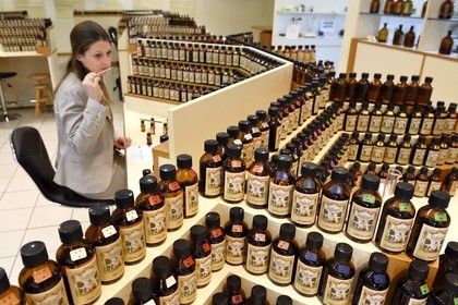 France, Alpes-Maritimes (06), Grasse, Studio des Fragrances Galimard, orgue à parfum, création de parfum par un nez