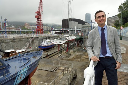 Espagne, Pays basque espagnol, Biscaye, Bilbao, Musée Maritime Ria de Bilbao, le directeur Jon Ruigomez matxin et la grue Carola en arrière plan